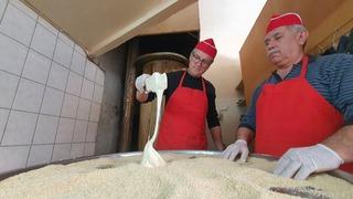 Manisa'da ramazan ayına özel yapılan susamlı helva, iftar sofralarını lezzetlendiriyor