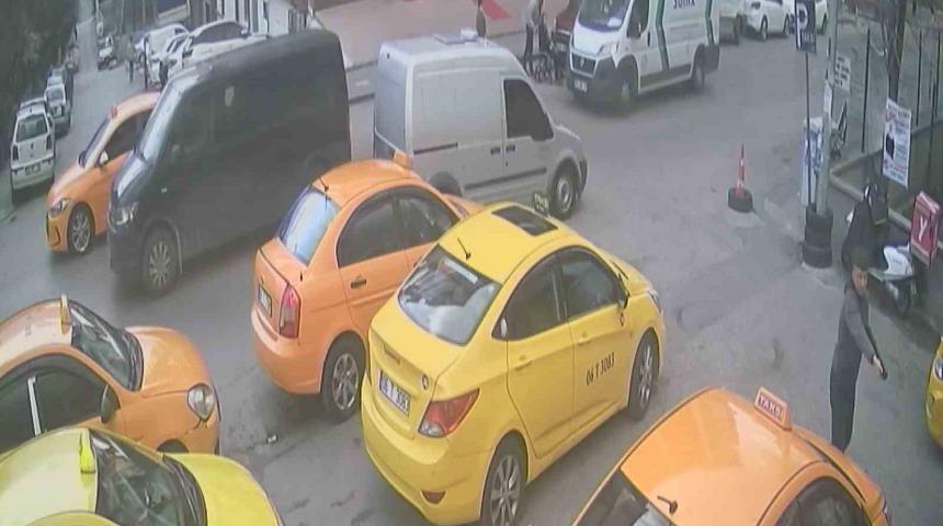 Aynı günde 5 farklı olayda 6 kişiyi yaralayan çocuğun silahlı saldırısı kameraya yansıdı