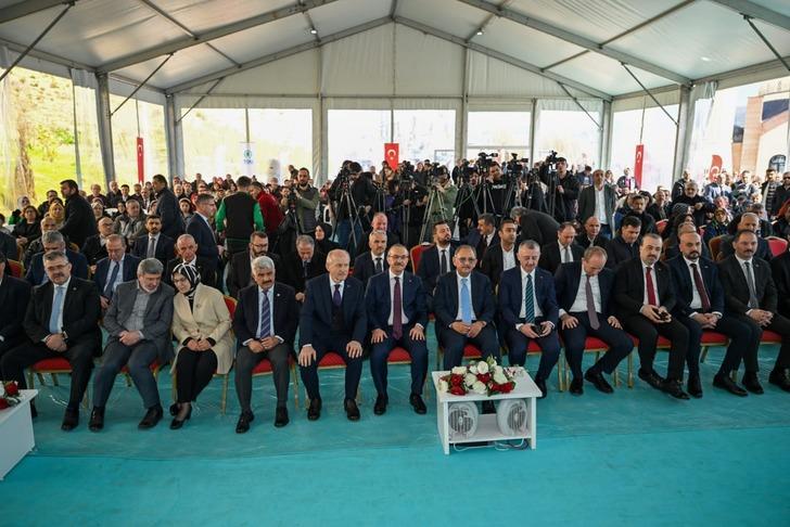 Bakan Özhaseki o ifadeyi duyunca çok sinirlendi! "Yeter midem bulanıyor" diyerek isyan etti: Onu yapanın Allah cezasını versin G3