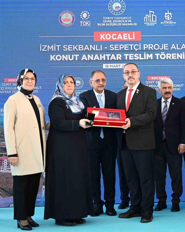 Bakan Özhaseki o ifadeyi duyunca çok sinirlendi! "Yeter midem bulanıyor" diyerek isyan etti: Onu yapanın Allah cezasını versin G4