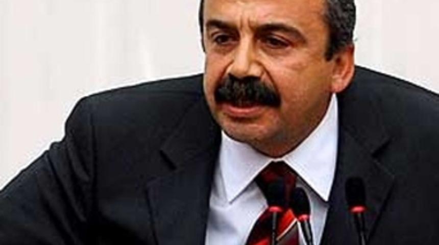 "Sarışınlardan uzak dur Sırrı!"