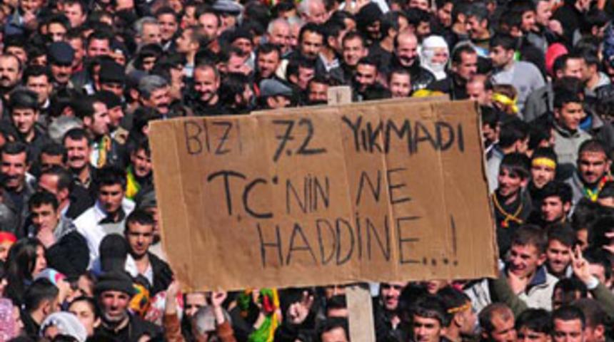 BDP g&ouml;sterisinde dikkat &ccedil;eken pankart!