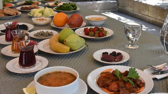 'Soluğu acillerde alıyorlar' İftarda hızlı yemekle ilgili önemli uyarı