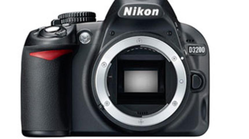 Nikon D3200 geliyor!