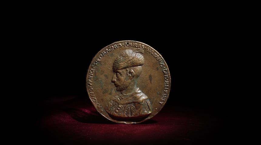 Fatih'in şehzadelik dönemindeki portresinin bulunduğu "tılsımlı madalyon" Londra'da satışa çıkacak