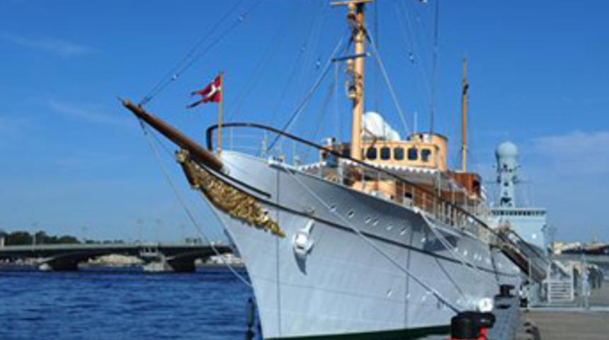 Krali&ccedil;enin yatında seks skandalı!