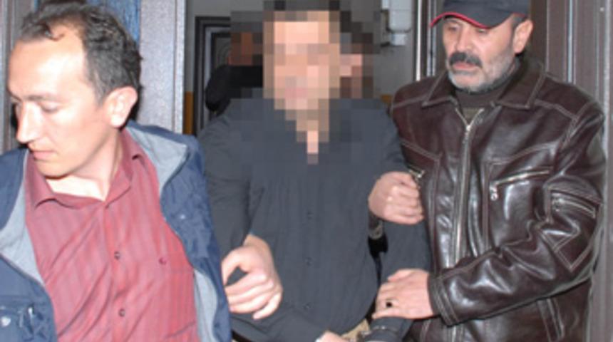 Karısının kalbine bı&ccedil;ak saplayarak &ouml;ld&uuml;rd&uuml;!