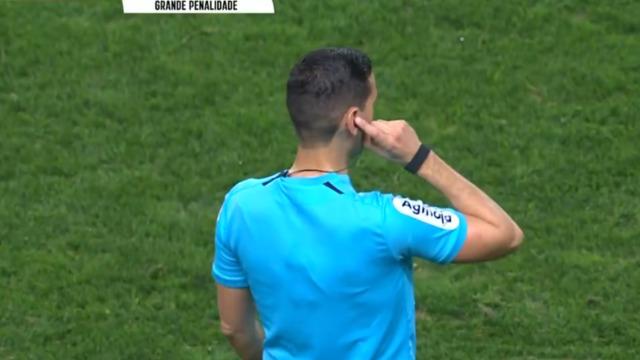 Portekiz'de eşi benzeri görülmemiş olay! Hakem penaltı kararının gerekçesini mikrofonla tribünlere açıkladı