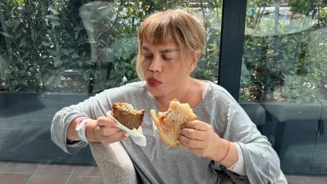 Emel Müftüoğlu'ndan Sezen Aksu paylaşımı! Bileğindeki hastane künyesi dikkatleri çekti