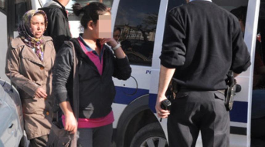 Anne kızının sevgilisinin kafasını yardı!