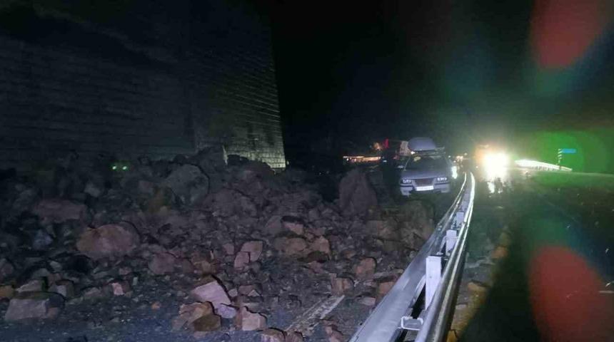 Bitlis’te etkili olan yağış heyelana neden oldu