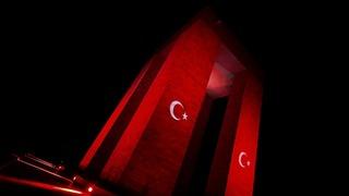 Çanakkale Şehitler Abidesi'ne Türk bayrağı yansıtıldı