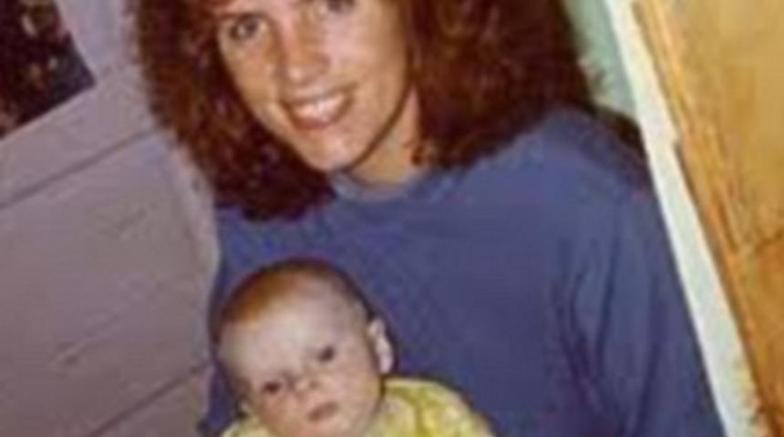 Evlatlık olduğunu 35 yaşında öğrendi!