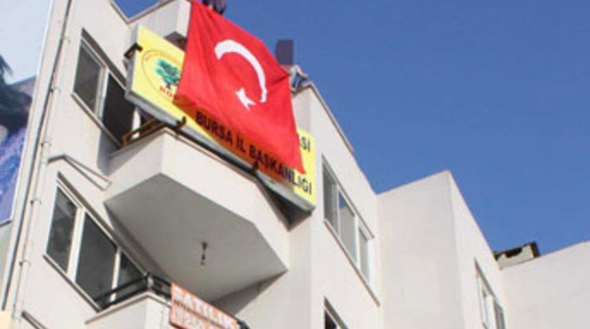 BDP binasına T&uuml;rk bayrağı astılar, sonra...