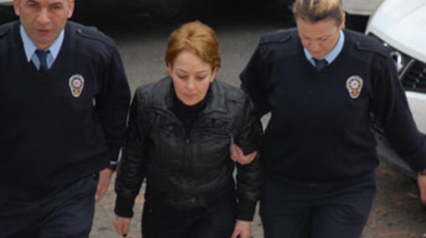 Dostunu öldüren kocasına yardımdan tutuklandı