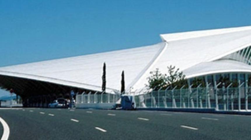 Uçaklar rüzgara takıldı