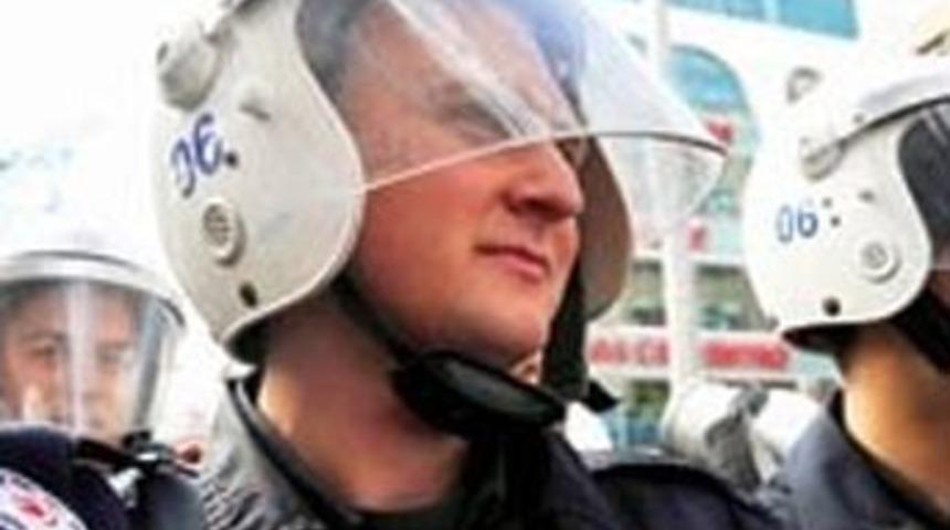 Protestoculardan polise 1 Nisan şakası