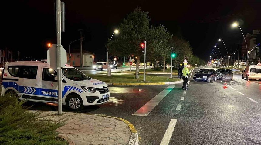 Kırmızı ışık ihlali kazaya neden oldu: 2 kişi yaralandı