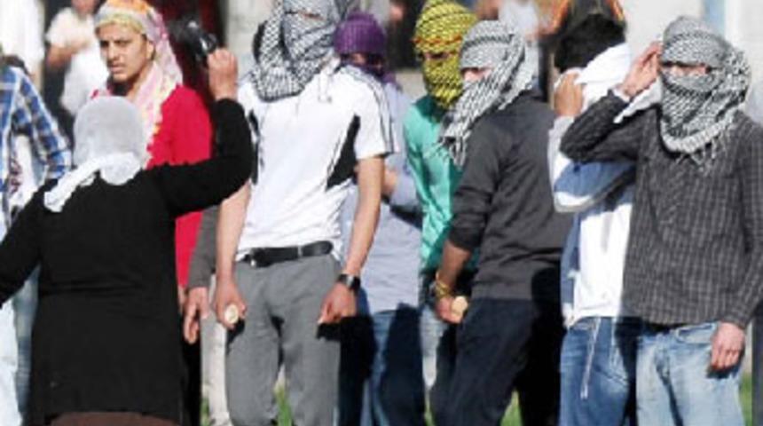 Taş atan çocukları terlikle kovaladı