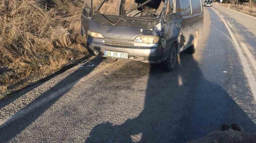 Geyiğe çarpan minibüste 2 kişi yaralandı
