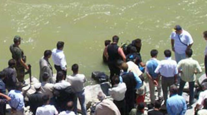 Otomobil nehre u&ccedil;tu: 3 &ouml;l&uuml;!