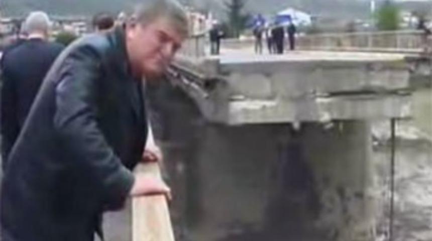 Zonguldak'ta k&ouml;pr&uuml; &ccedil;&ouml;kt&uuml;: 15 kişi kayıp