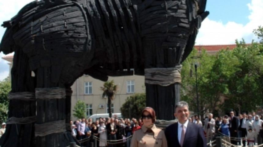 Cumhurbaşkanı G&uuml;l, eşiyle sahilde tur attı
