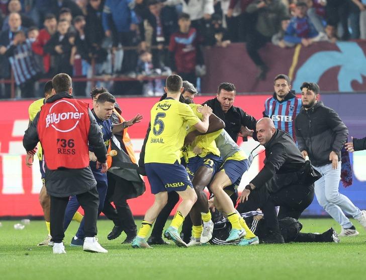Trabzonspor Fenerbahçe maçında ilk olarak sahaya atlayan herkesin merak ettiği maskeli taraftarın kim olduğu ortaya çıktı! Maçtan önce sinyali vermiş... G4