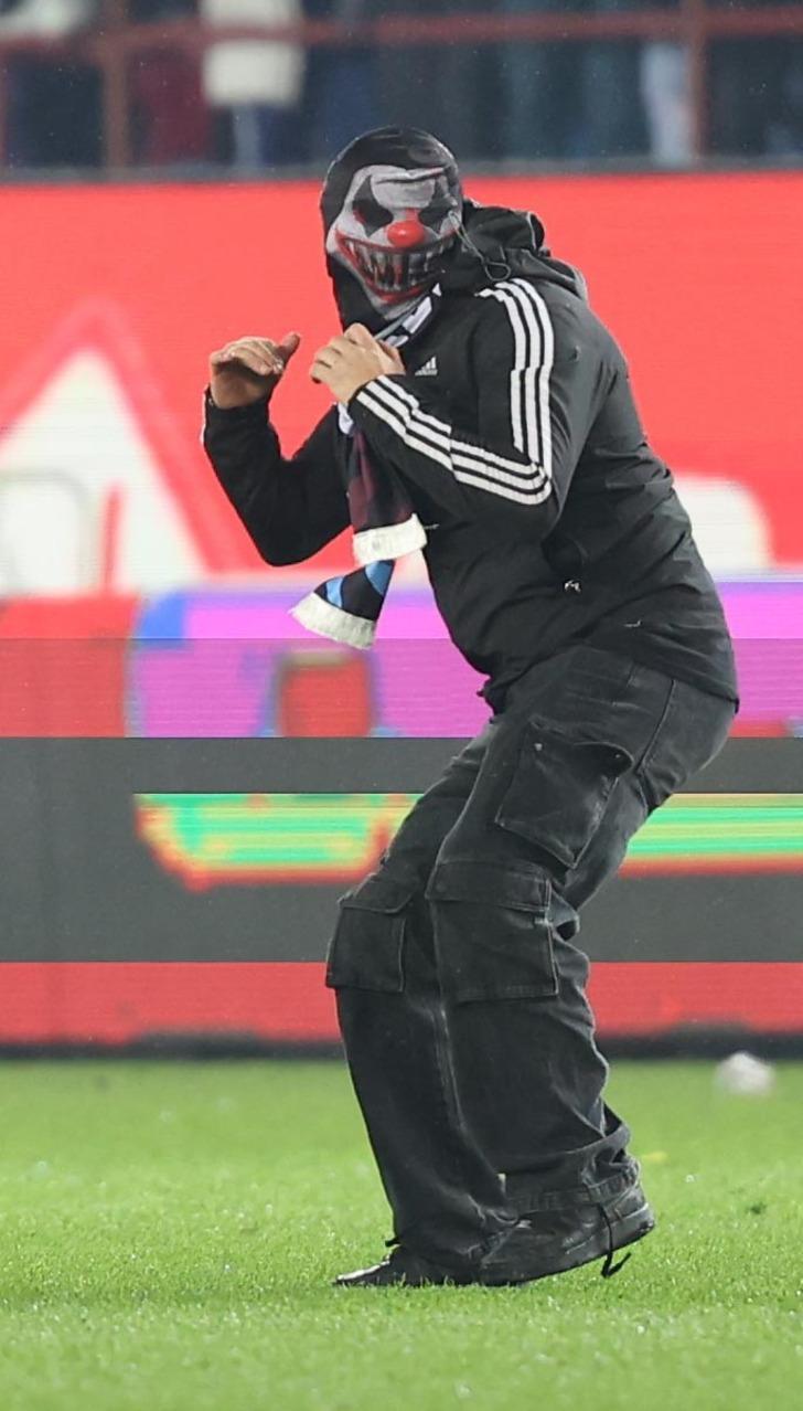 Trabzonspor Fenerbahçe maçında ilk olarak sahaya atlayan herkesin merak ettiği maskeli taraftarın kim olduğu ortaya çıktı! Maçtan önce sinyali vermiş... G1