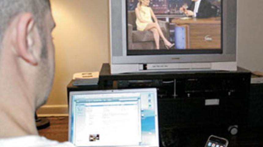 Dizi izlerken telefon hep elimizde