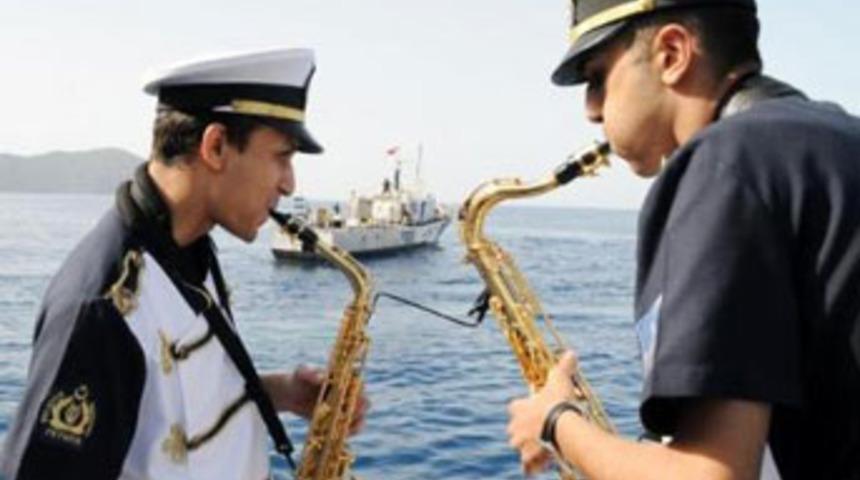 Saksafon eşliğinde gemi batırdılar