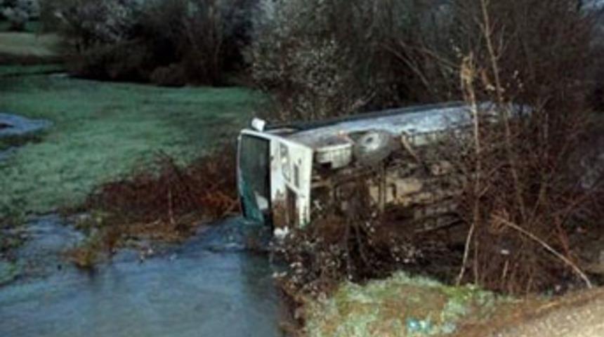 &Ouml;ğrenci servisi devrildi: 28 yaralı