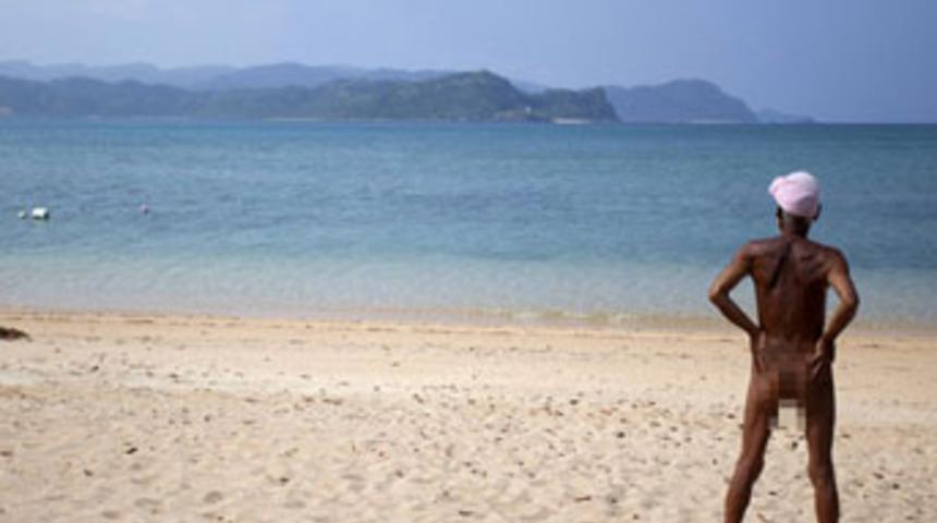 20 yıldır ıssız adada &ccedil;ıplak yaşıyor
