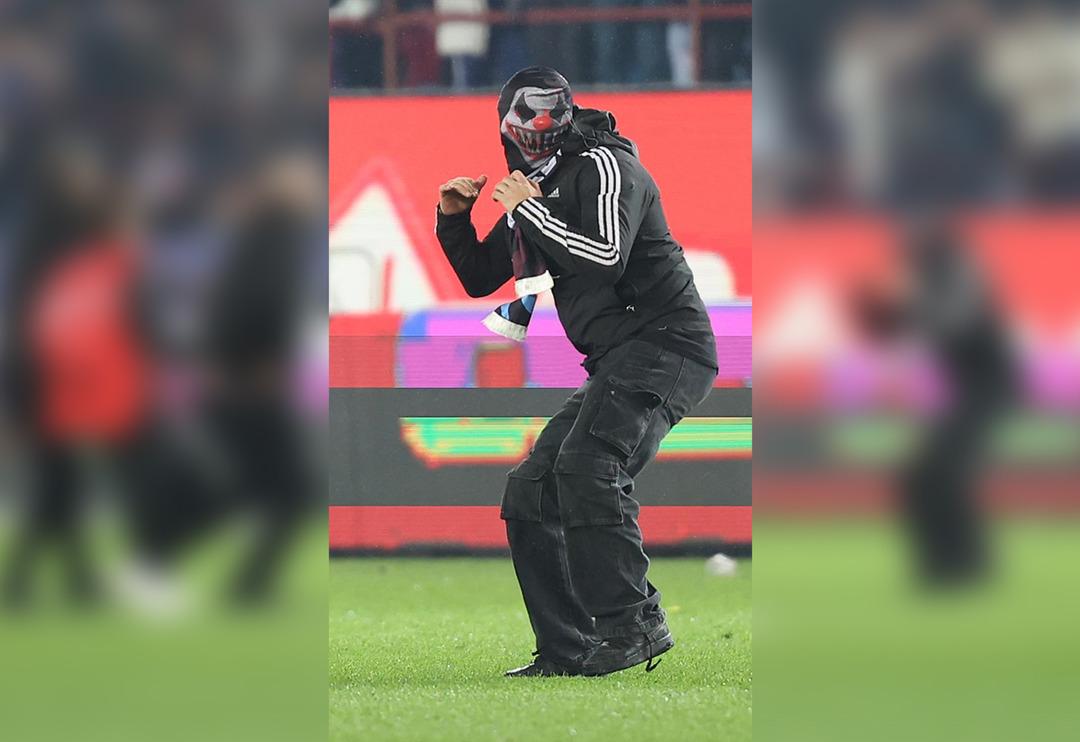 Trabzonspor Fenerbah&ccedil;e ma&ccedil;ında ilk olarak sahaya atlayan herkesin merak ettiği maskeli taraftarın kim olduğu ortaya &ccedil;ıktı! Ma&ccedil;tan &ouml;nce sinyali vermiş...