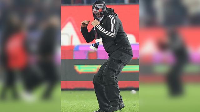 Trabzonspor Fenerbahçe maçında ilk olarak sahaya atlayan herkesin merak ettiği maskeli taraftarın kim olduğu ortaya çıktı! Maçtan önce sinyali vermiş...