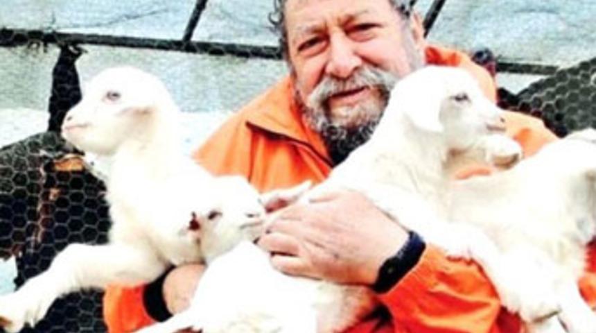 &Uuml;nl&uuml; ressamın ke&ccedil;ilerini &ccedil;aldılar