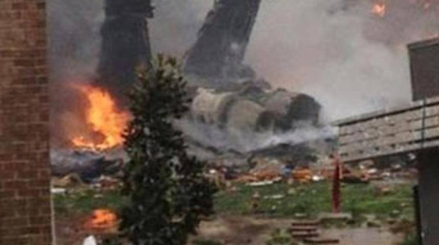 F-18 evlerin &uuml;zerine d&uuml;şt&uuml;