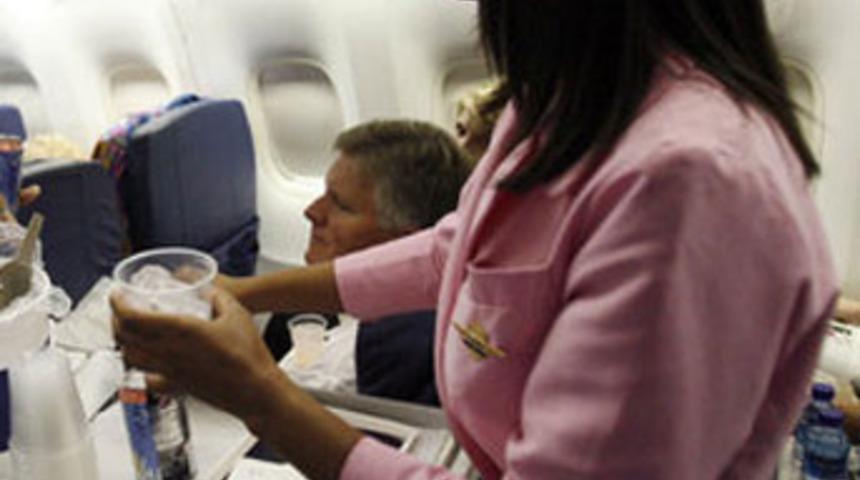 Eşiyle ilgilenen hostesi ısırdı!