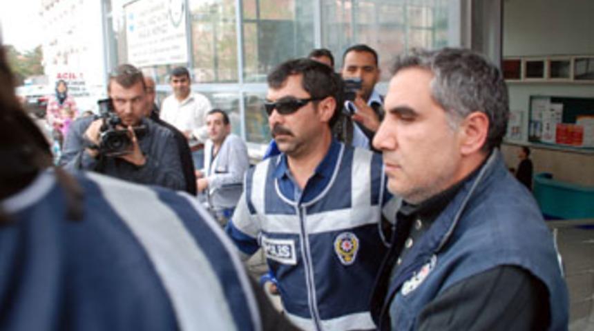 Sevgilisinin boğazını makasla kesti