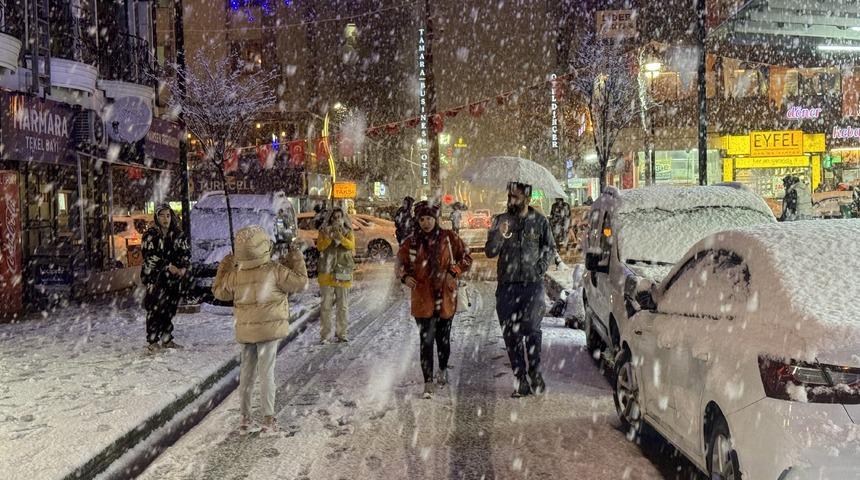 Van'da sağanak ve kar hayatı olumsuz etkiledi