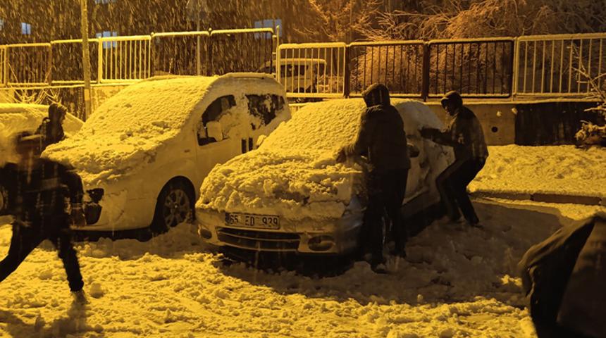 Van'da eğitime kar engeli! Her yer bembeyaz oldu