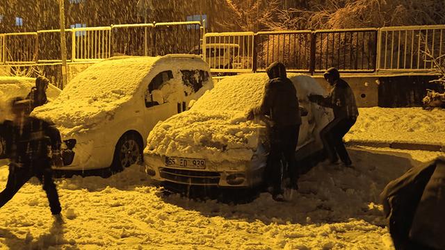 Van'da eğitime kar engeli! Her yer bembeyaz oldu