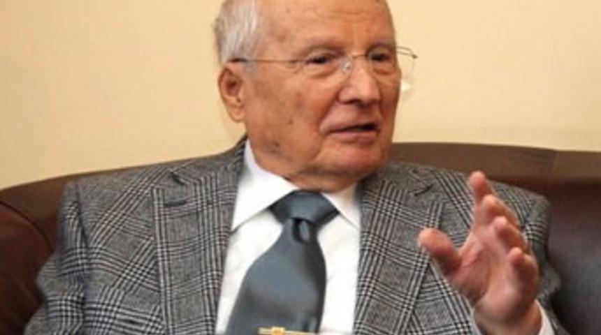 Kenan Evren kolunu kırdı