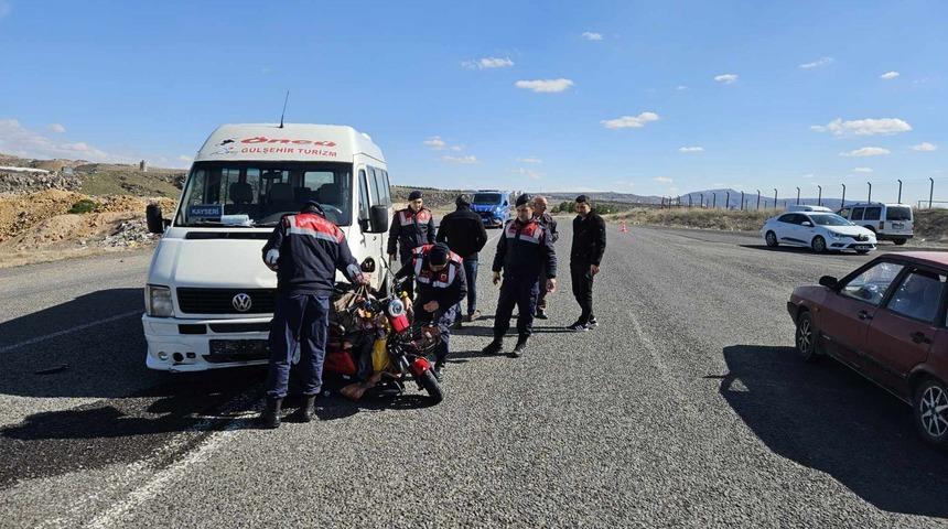 U dönüşü yapan motosiklete minibüsün çarptığı kaza kamerada: 1 ölü
