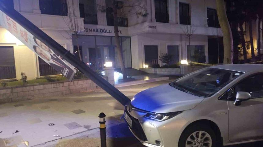 Kadık&ouml;y&rsquo;de kontrolden &ccedil;ıkan ara&ccedil; park halindeki otomobile &ccedil;arptı: 2 yaralı