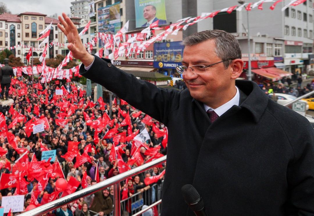 CHP lideri &Ouml;zg&uuml;r &Ouml;zel'den G&ouml;khan Zan yorumu! "Şaşırmadım" diyerek a&ccedil;ıkladı: G&ouml;z&uuml;ndeki ateşi farklı g&ouml;rd&uuml;m!