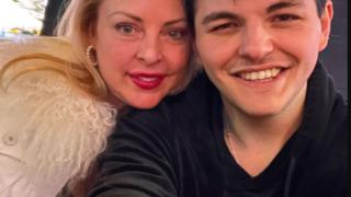 Aralarındaki yaş farkı sosyal medyada çok konuşuldu! Flört uygulaması üzerinden tanıştılar... Annem olduğunu düşünüyorlar ama umrumda değil