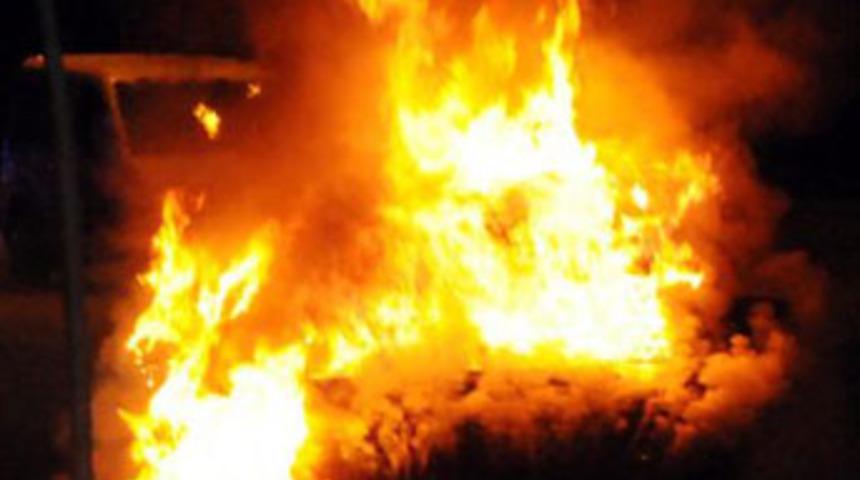 Otomobil alev topuna döndü!