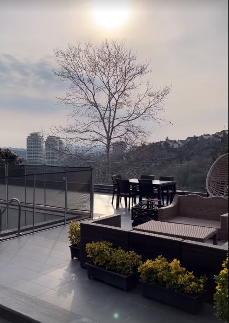 Yatırımlarını gayrimenkule yatırıyorlar! Fahriye Evcen lüks evinin manzarasını paylaştı! G4