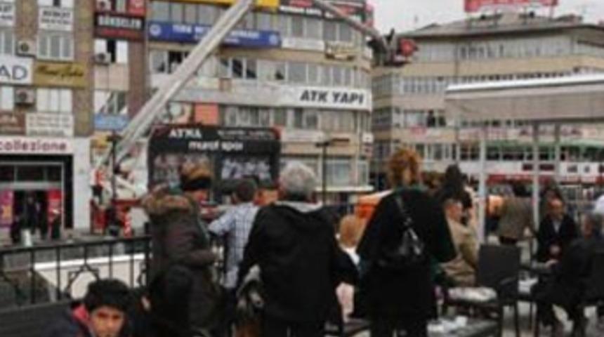 &Ccedil;ay i&ccedil;erek, simit yiyerek izlediler!